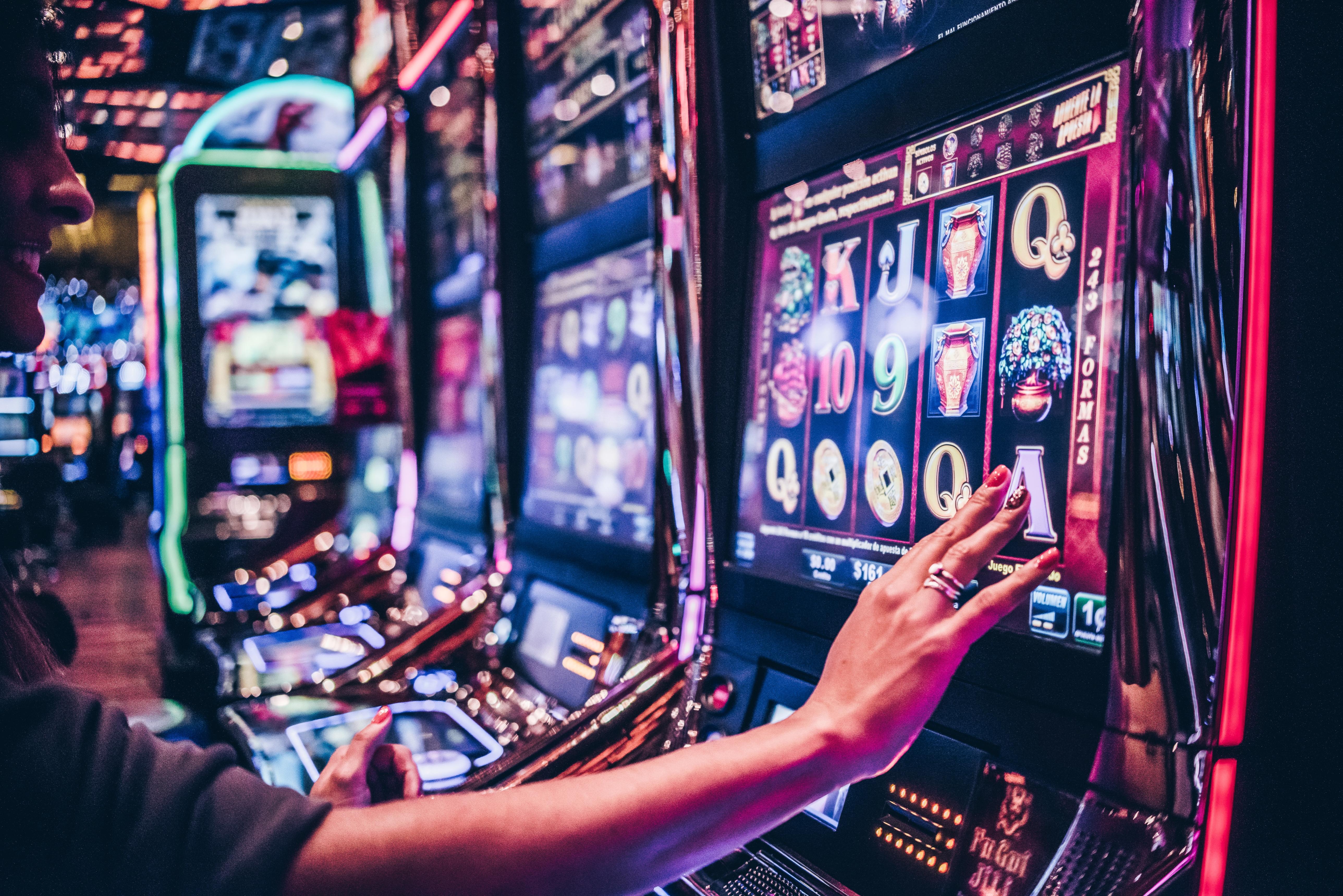 인조이 푼타 델 에스테 호텔 푼타델에스테 외부 사진 A woman playing a slot machine